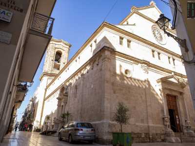 ...l� dove svetta imponente la Chiesa Matrice, consacrata a San Nicola di Bari. La struttura, sorta su un tempio pi� antico risalente al XIII secolo, � stata riedificata durante il Rinascimento